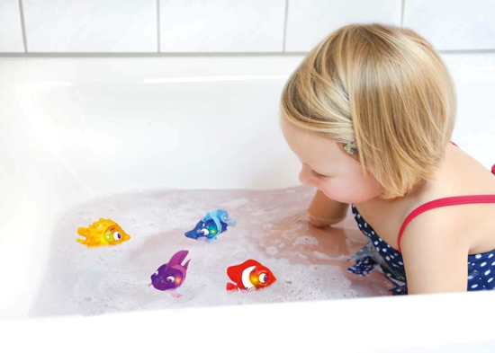 Little Tikes Sparkle Bay Klounas, vandens zaislas su sviesos ir plaukimo funkcija  